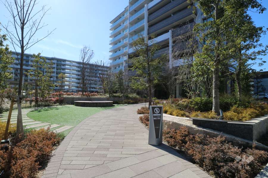 隣接公園