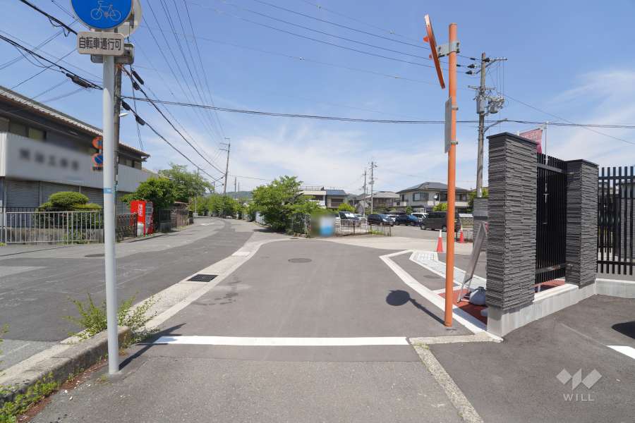 敷地西側の前面道路(南側から)