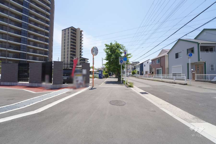敷地西側の前面道路(北側から)
