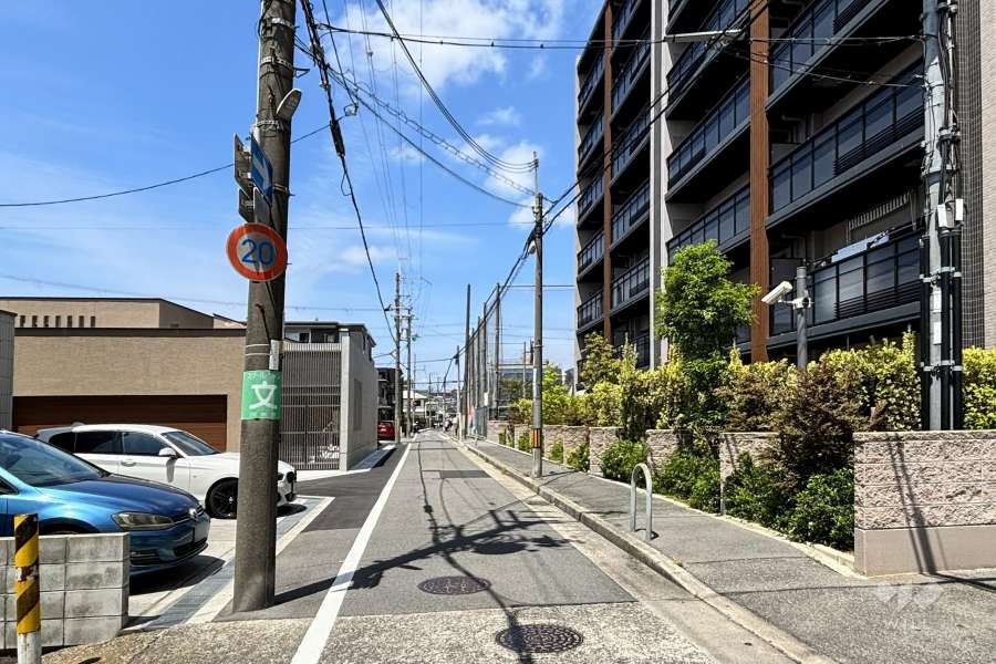敷地南側の前面道路（東側から）