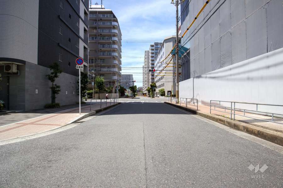 敷地北側の前面道路（東側から）