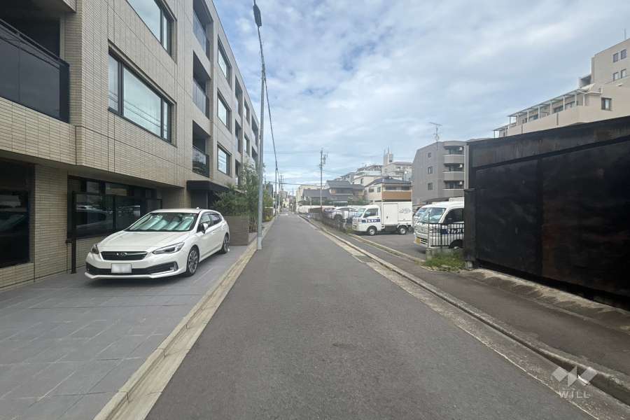 敷地南東側の前面道路(南西側から)