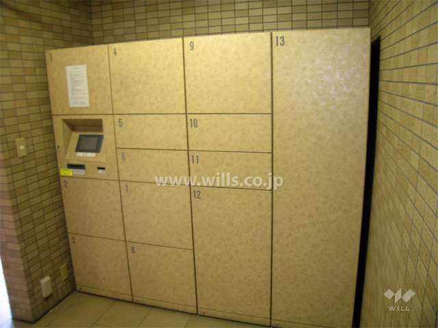 共用ポストの横にある宅配ボックス