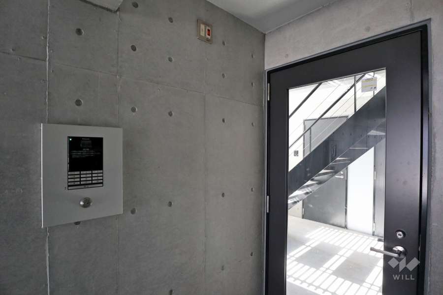 エントランスはオートロック付きです。