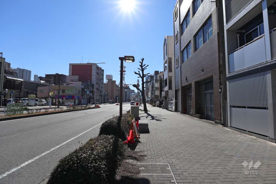 敷地東側の前面道路（北東側から）