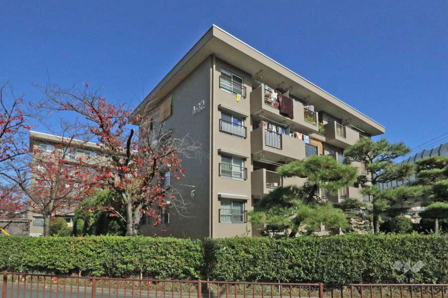 高槻下田部団地A32棟の外観（南西側から）