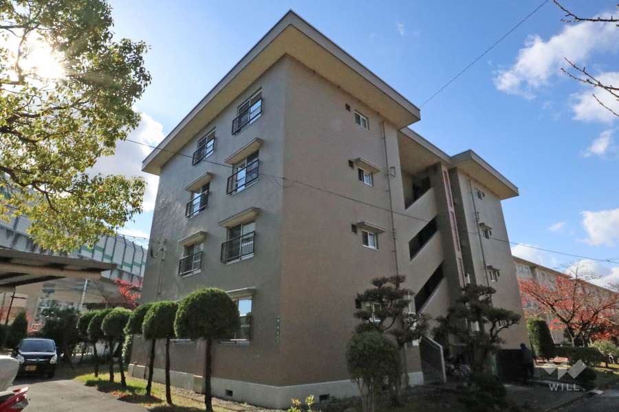 高槻下田部団地A32棟の外観（北東側から）