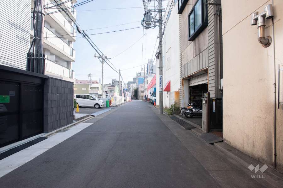 敷地南側の前面道路（西側から）