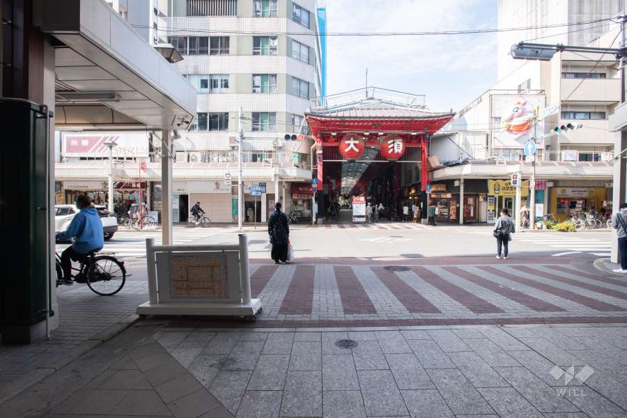 敷地北側の商店街アーケード（東側から）