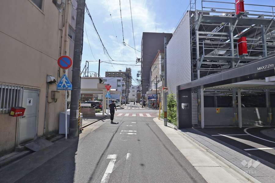 敷地南側の前面道路（東側から）