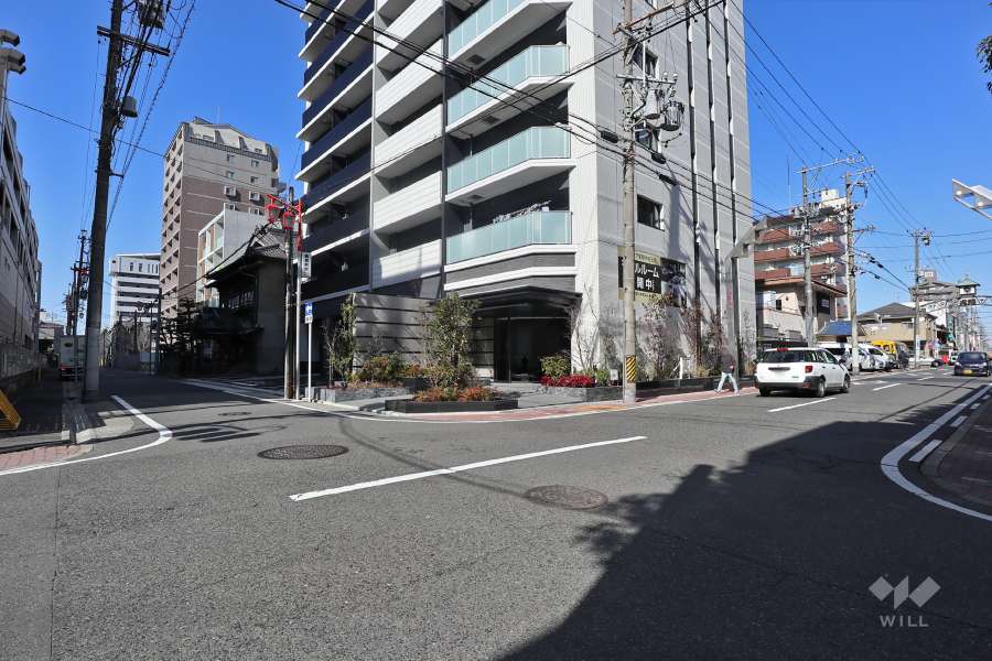 敷地東側は『新大門商店街」です。（南東側から）