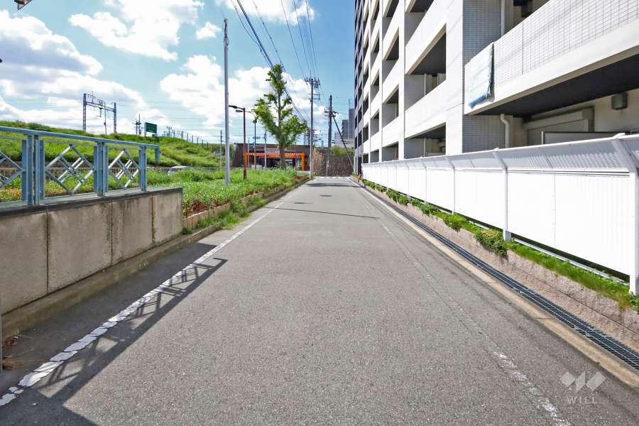 物件南側の前面道路(東側から)