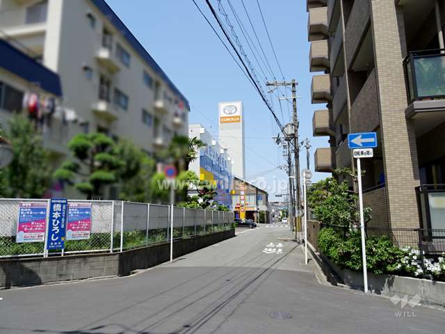 敷地西側の前面道路
