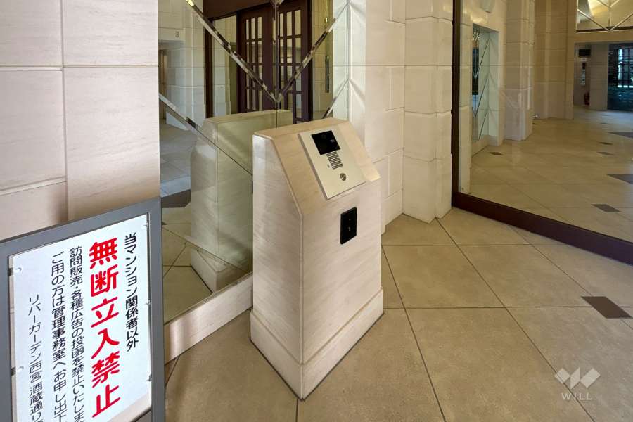 エントランスはオートロック付きです。