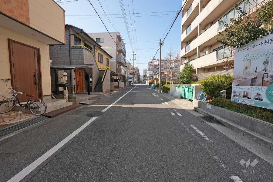 敷地南側の前面道路（東側から）