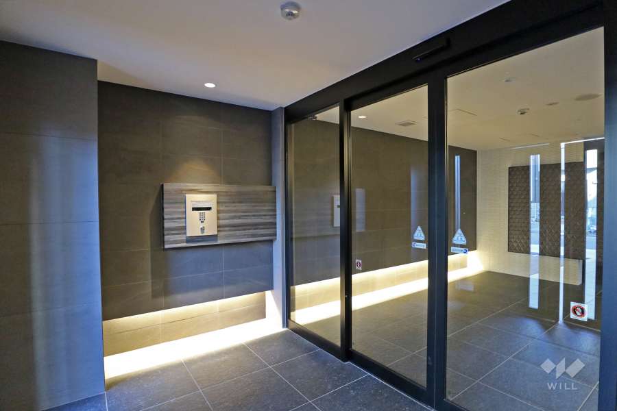 エントランスはオートロック付きです。