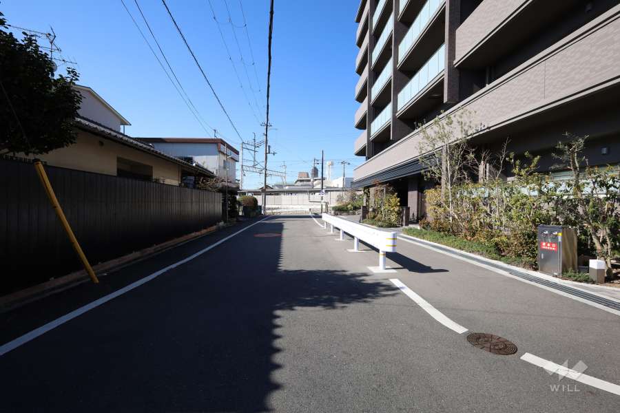 敷地南側の前面道路。敷地西側を阪急京都線が走っています。