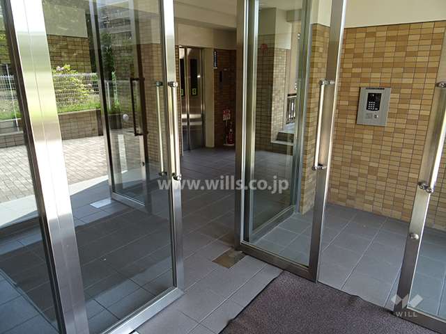 エントランスはオートロック付です。