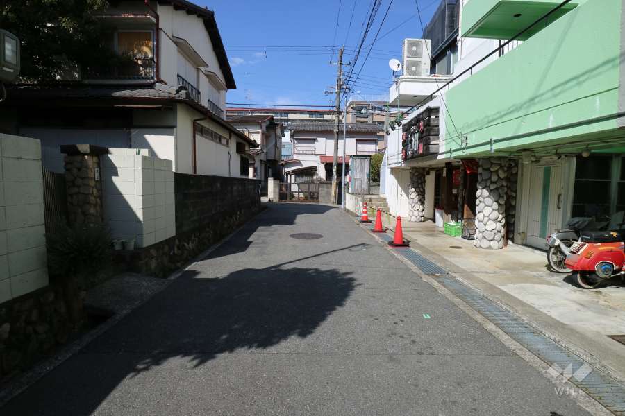 敷地西側の前面道路（南側から）