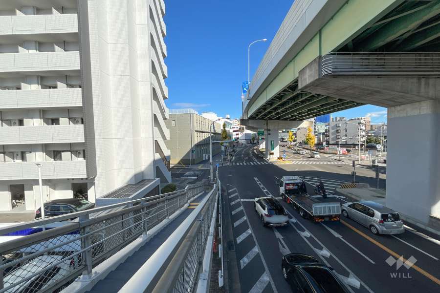 敷地南側の前面道路（東山通と名二環）