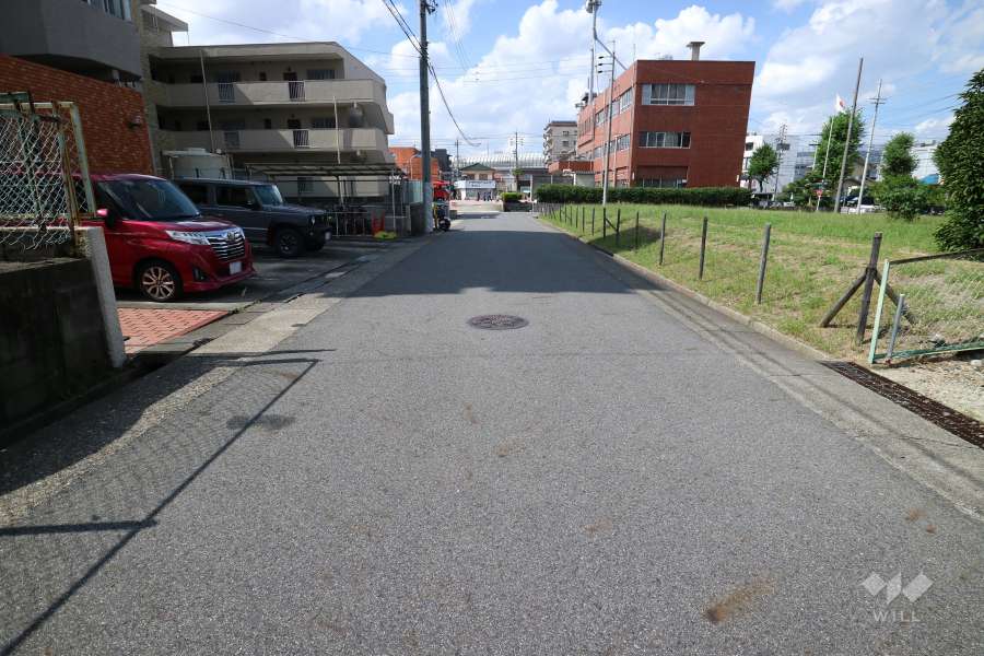 敷地北側の前面道路（東側から）
