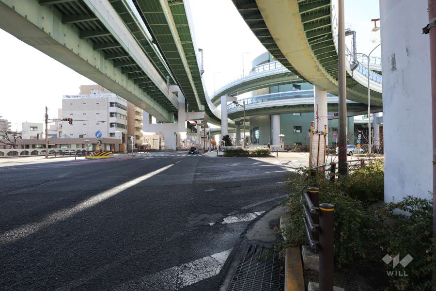 敷地東側の前面道路（北側から）黒川インターチェンジがあります。