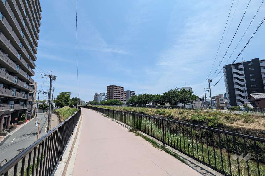 敷地東側にある糸田川沿いの遊歩道