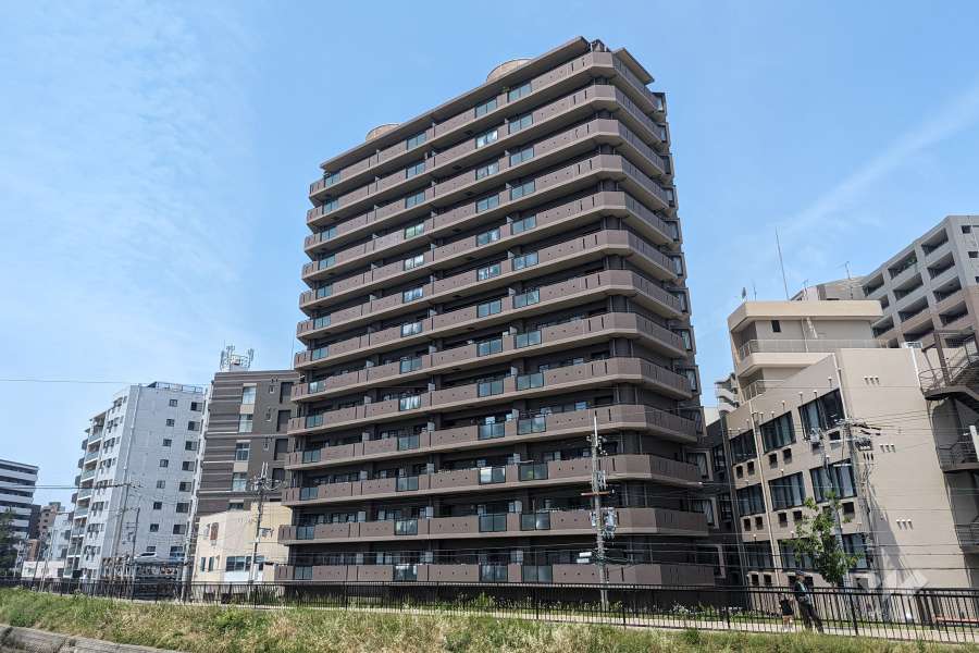 デュアル江坂広芝町の外観（北東側から）