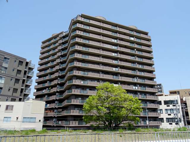 デュアル江坂広芝町の外観（南側から）
