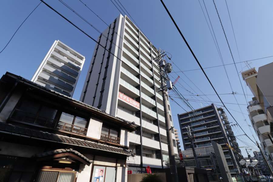 ファミリアーレ尾頭橋レジデンスの外観（南西側から）