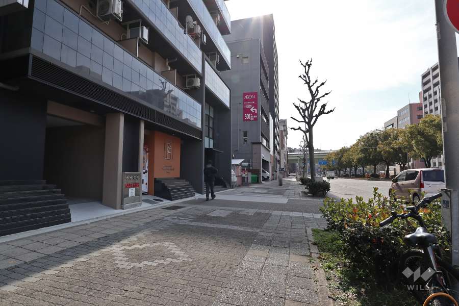 敷地西側は葵町線に面しています。