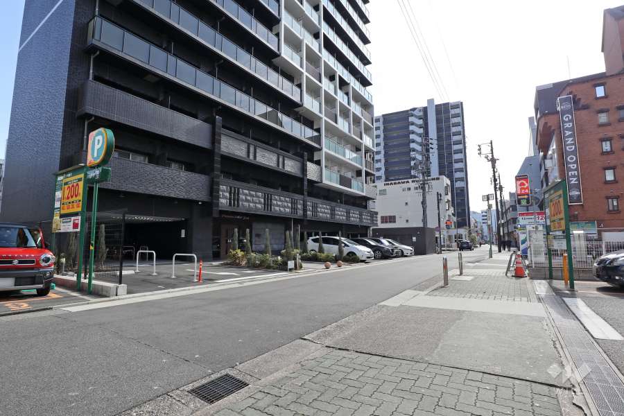 敷地西側の前面道路