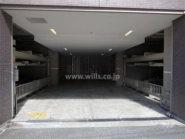 建物1階にある敷地内駐車場（機械式）