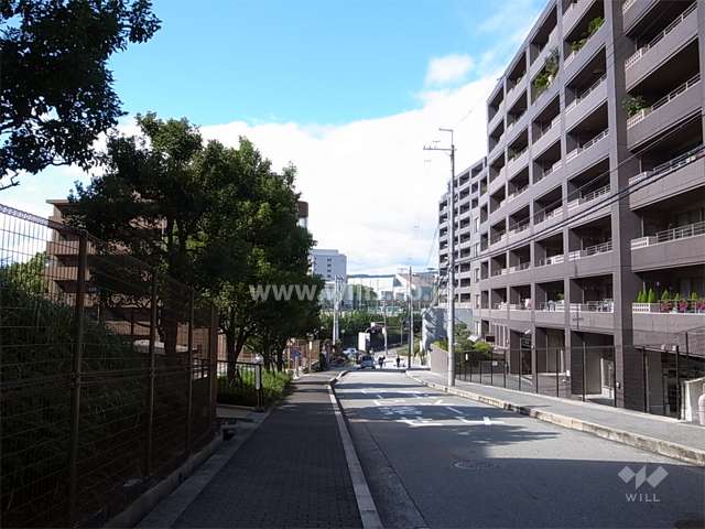 敷地南側の道路は坂道。北千里イーストパークはやや高台に立地しています。