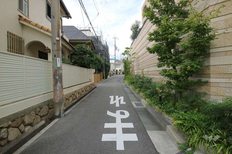 敷地西側の前面道路