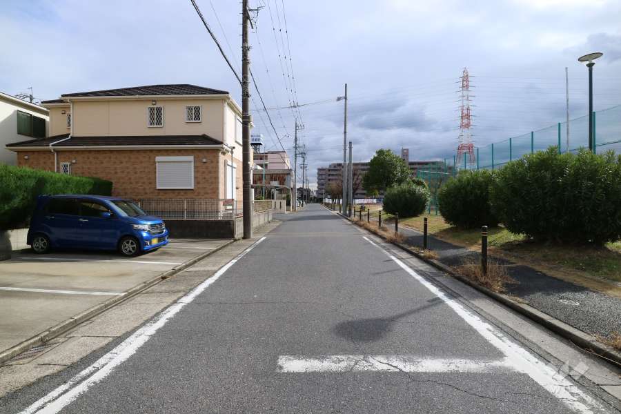 敷地南西側の前面道路（北西側から）