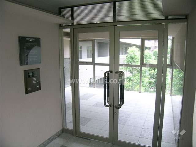 エントランスはオートロック付きです。