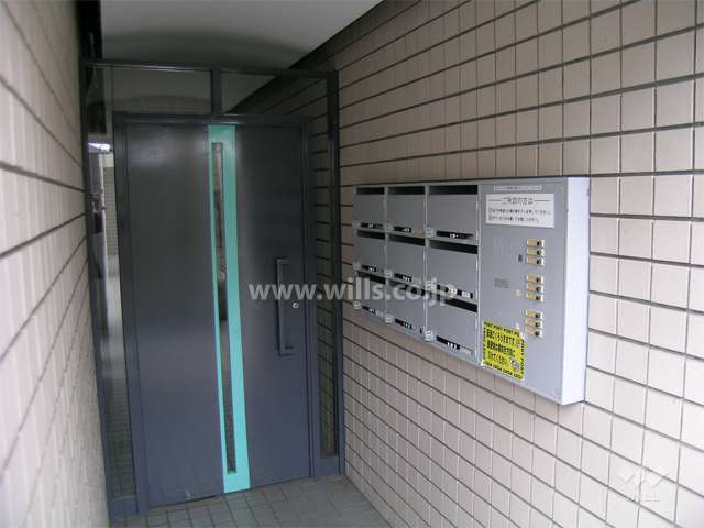 エントランスはオートロック付きです。