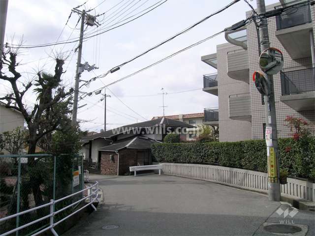 周辺は第一種低層住居専用地域に指定された一戸建てが中心に立ち並ぶ静かな住宅地です。