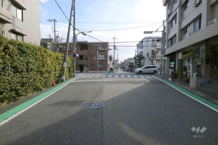 敷地東側の前面道路（北側から）