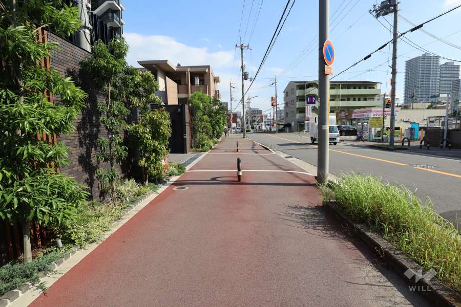 敷地西側の前面道路