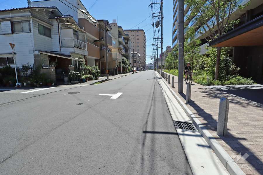 敷地東側の前面道路（北側から）