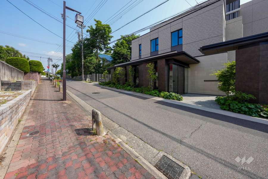 敷地北東側の前面道路