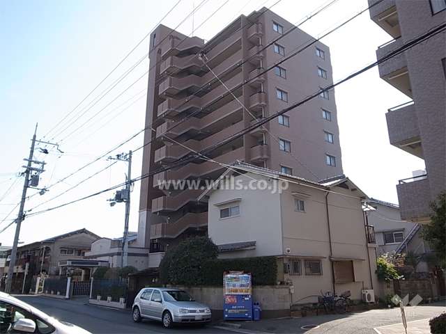周辺は一戸建てとマンションが混在する静かな住宅地です。