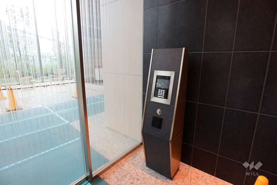 エントランス（東側）はオートロック付きです。