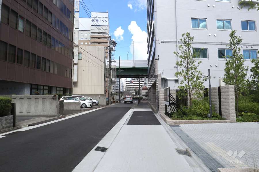 敷地北側の前面道路（西側から）