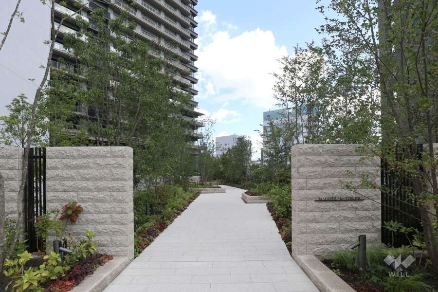 北側エントランスのアプローチ