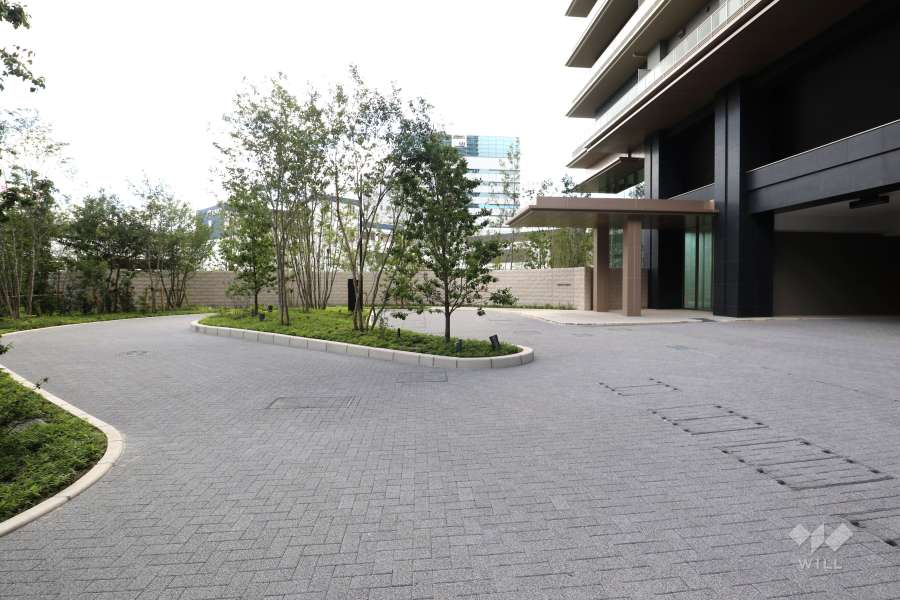 東側エントランスのアプローチ