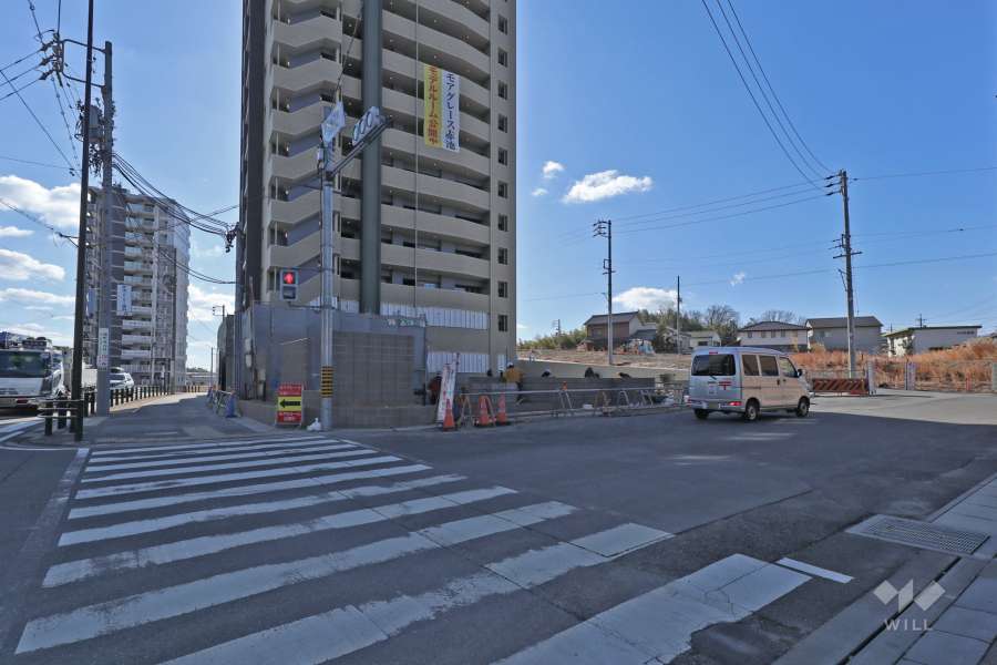 敷地北側の前面道路と東側道路