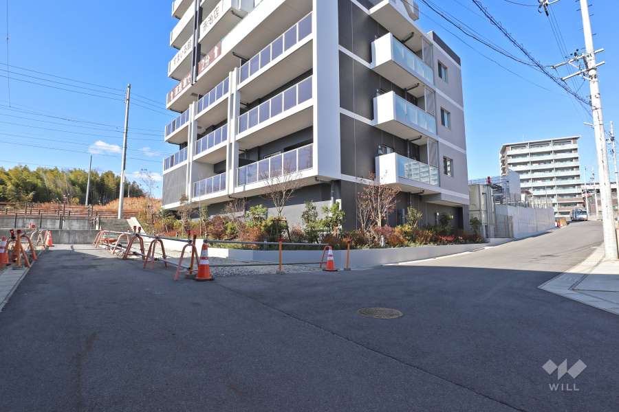 敷地南側と東側の前面道路
